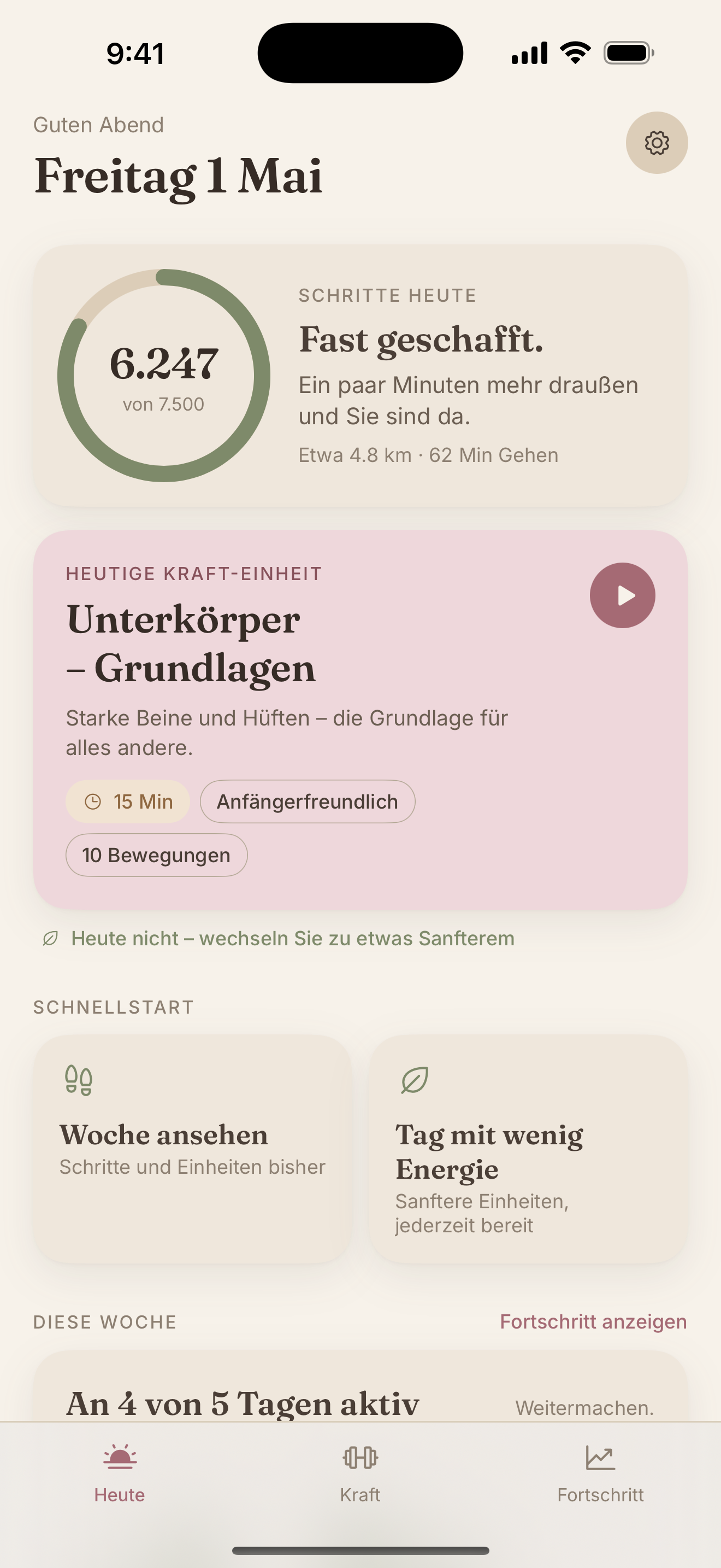 StrongDay 40+ Heute-Bildschirm mit Schritten, der heutigen Krafteinheit und Schnellstart-Optionen