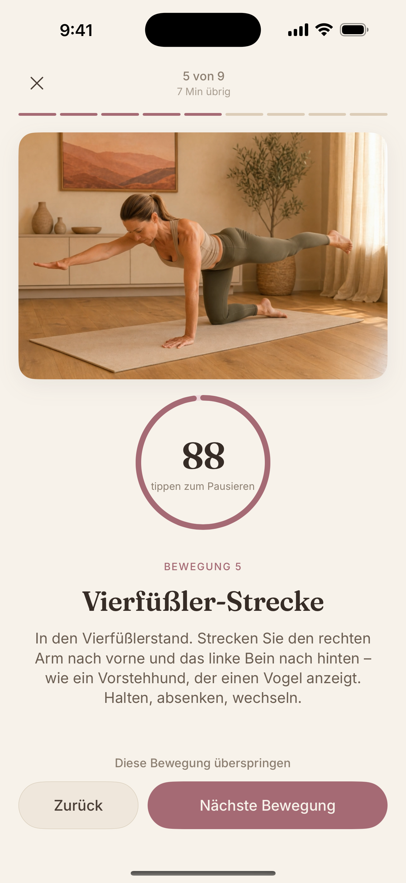 Workout-Player zeigt die Vierfüßler-Strecke – gegenüberliegender Arm und Bein in ruhigem Halten
