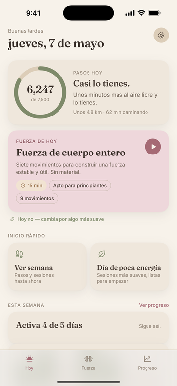Pantalla Hoy de StrongDay 40+ con pasos, la sesión de fuerza del día y opciones de inicio rápido
