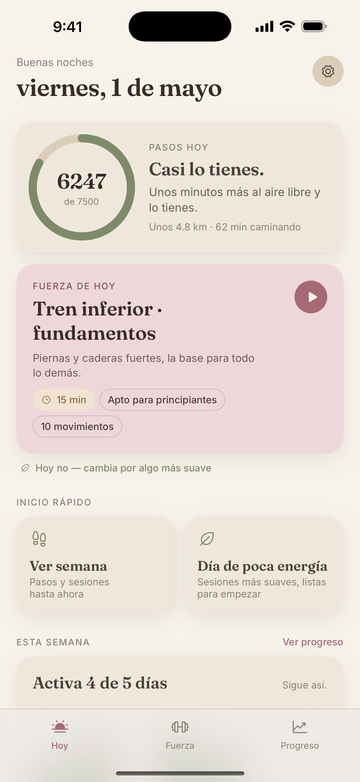 Pantalla Hoy de StrongDay 40+ con los pasos, la sesión de fuerza de hoy y opciones de inicio rápido