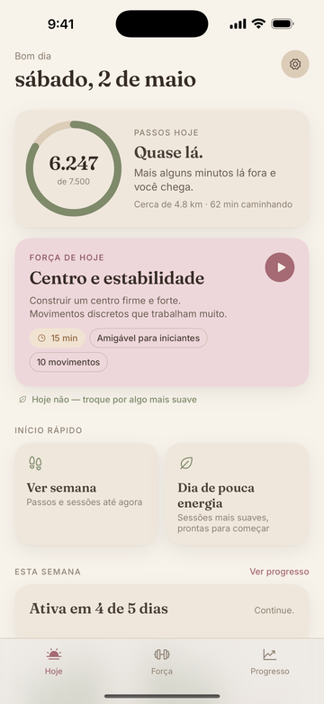 Tela Hoje do StrongDay 40+ mostrando passos, a sessão de força de hoje e opções de início rápido