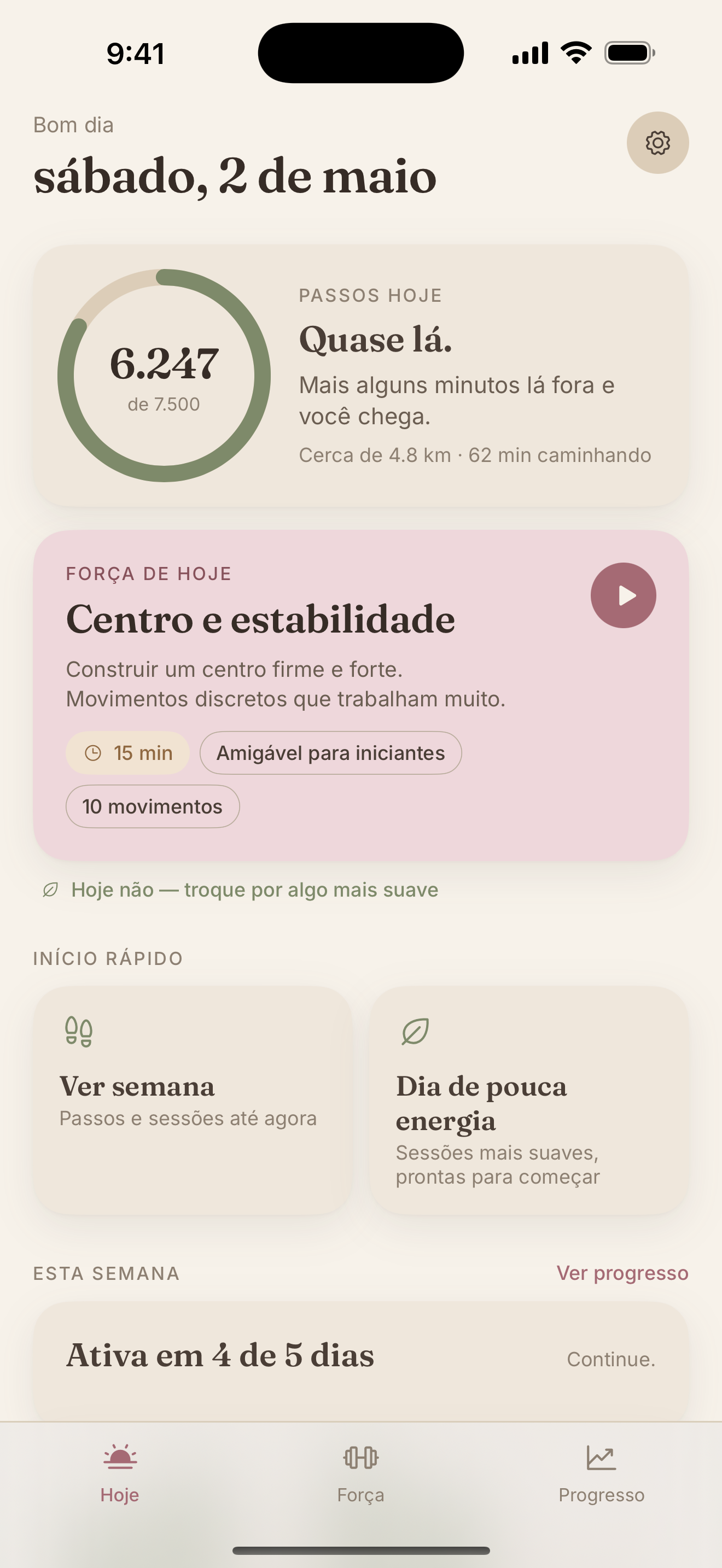 Tela Hoje do StrongDay 40+ mostrando passos, a sessão de força de hoje e opções de início rápido