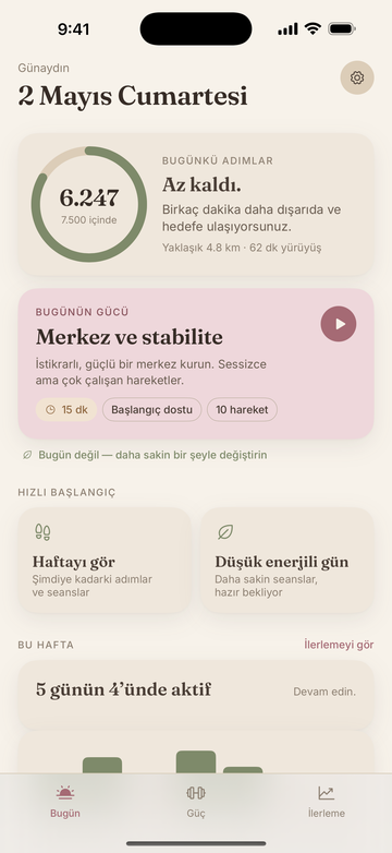 StrongDay 40+ Bugün ekranı: adımlar, günün güç seansı ve hızlı başlangıç seçenekleri