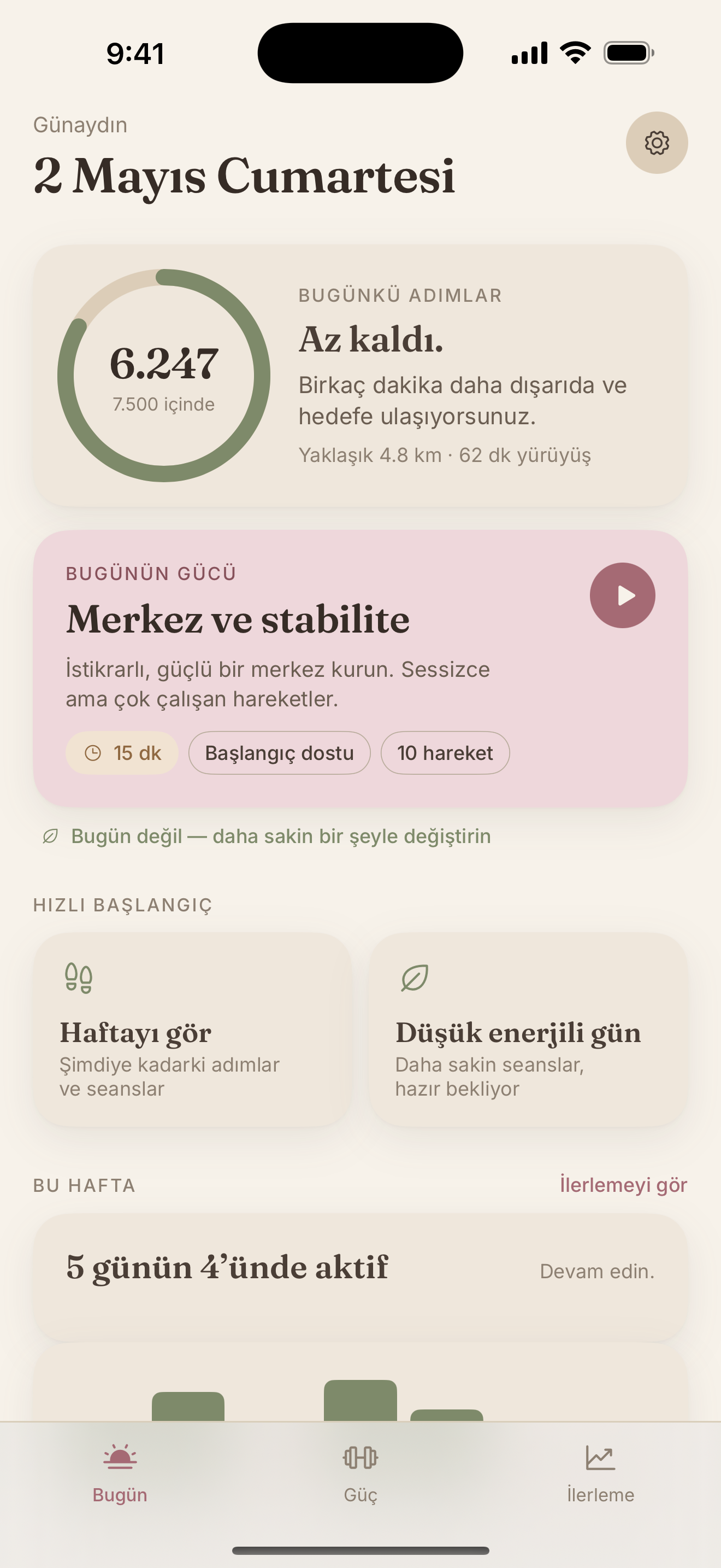 StrongDay 40+ Bugün ekranı: adımlar, günün güç seansı ve hızlı başlangıç seçenekleri