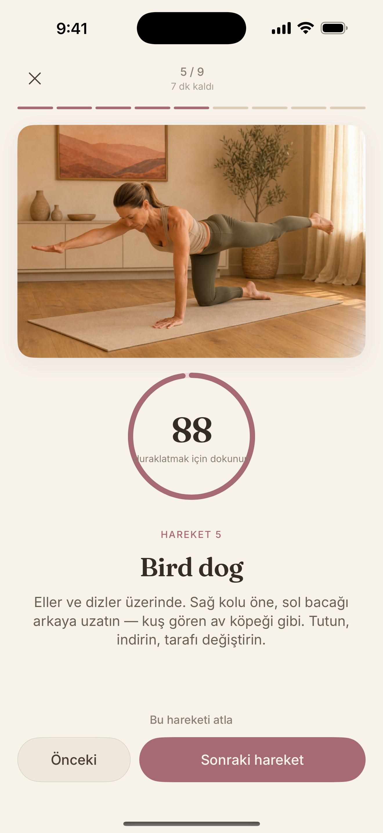 Bird dog hareketini gösteren antrenman oynatıcısı — karşı kol ve bacak sabit tutuşta